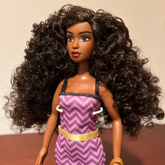 Naturalistas 11.5 inch Fashion Doll Danya and with 3C Textured Hair - Picture 2 of 5